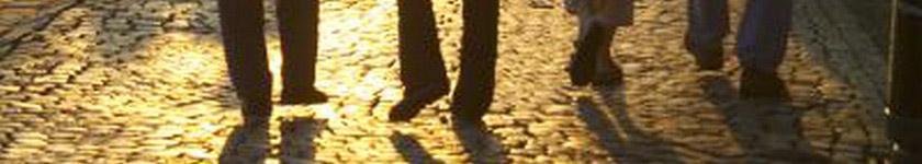 foto van voeten van lopende mensen op straat
